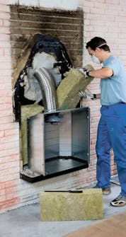 Montere peisinnsats: Nå står konveksjonskappa solid på bunnen av den gamle peisen Montere peisinnsats: Nå står konveksjonskappa solid på bunnen av den gamle peisen